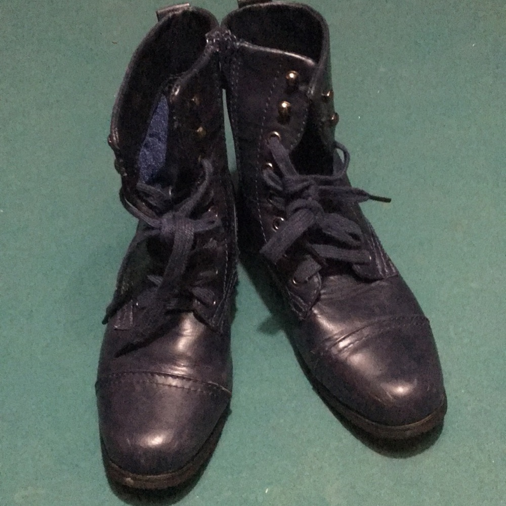 Size 6.5 Brand Wanted ankle lace up boots!
